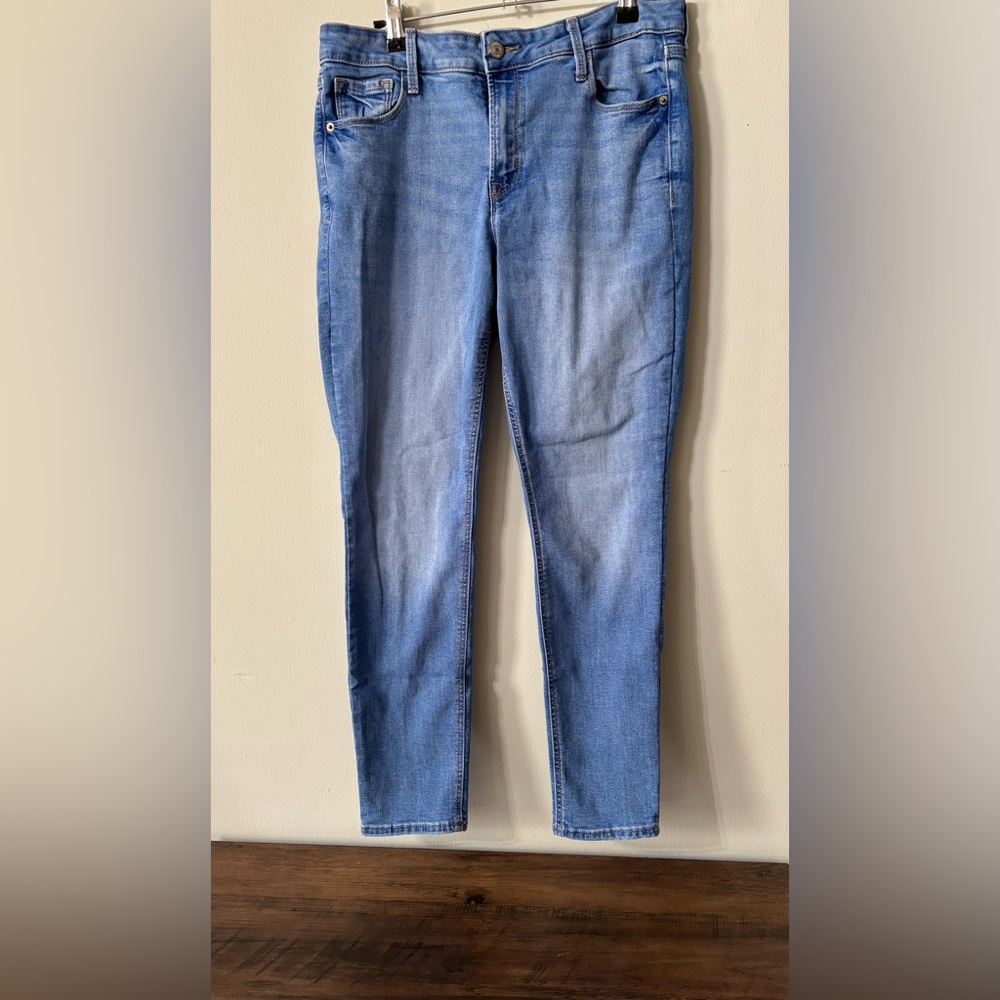 Size 10 Old navy mid-rise rockstar super skinny medium wash jeans